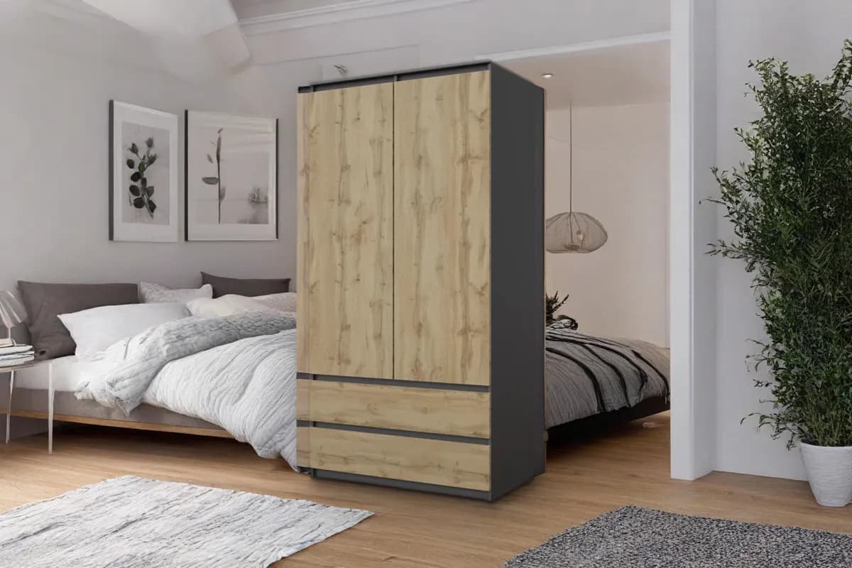 Raumfoto 1: ein Kleiderschrank mit zwei Türen, dasselbe Produktfoto in einem eingerichteten Raum