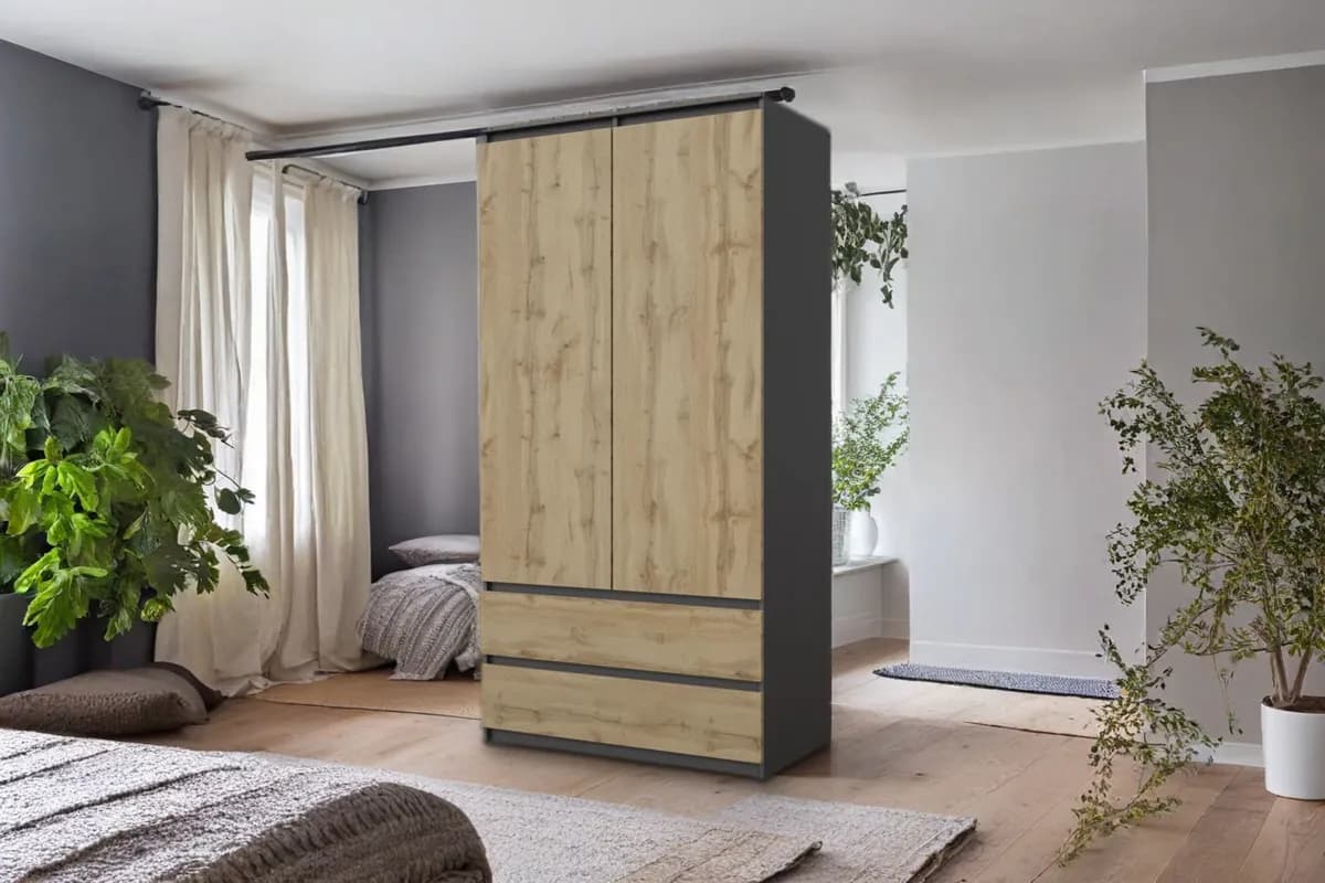 Raumfoto 2: ein Kleiderschrank mit zwei Türen, dasselbe Produktfoto in einem eingerichteten Raum