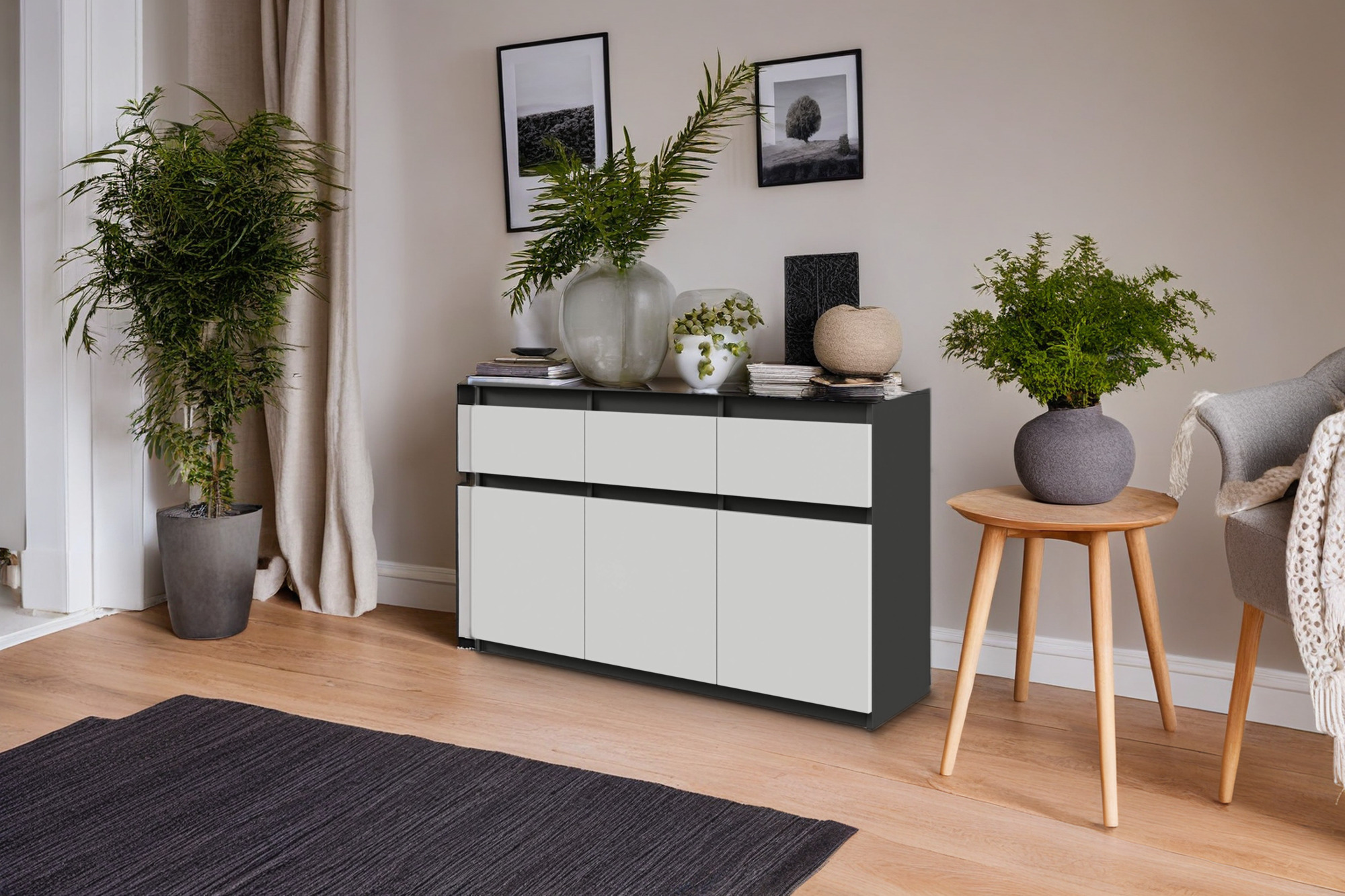 Antraciet dressoir met drie lades en drie deuren met mat witte fronten in een woonkamer